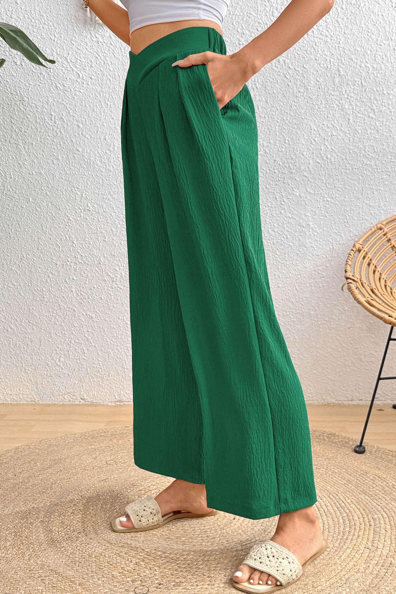 Pantalón ancho de cintura cruzada con textura